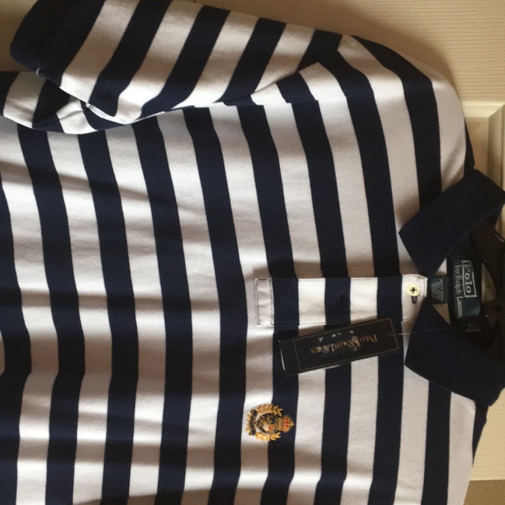 Polo- collared shirt